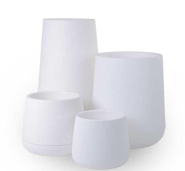 Plastic pots in white color.  احواض بلاستيكيه بالون الابيض